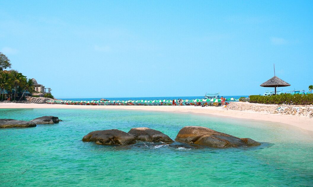 Hoàng hôn nhẹ nhàng trên bờ biển Cam Ranh với không khí mát mẻ, cho thấy du lịch Cam Ranh mùa nào đẹp để dạo biển buổi chiều.