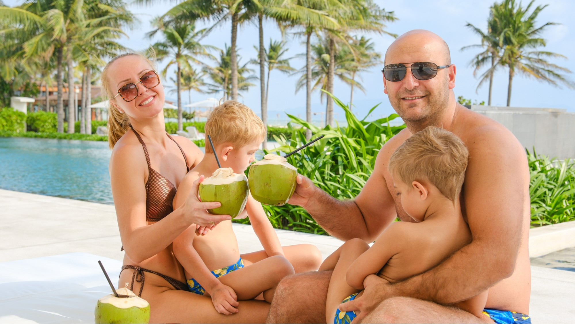 Отдых с детьми в Камрани 2026: Топ-10 семейных отелей 9 Families relaxing on Bai Dai Beach with calm waters near family resorts in Cam Ranh.