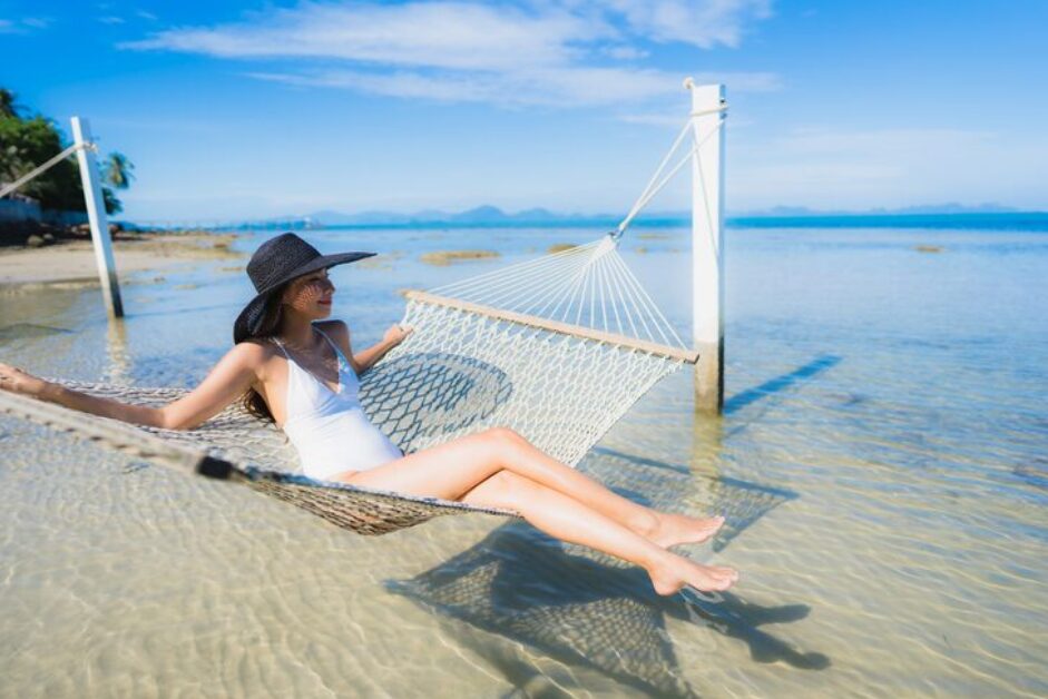 15 занятий, которые нужно сделать в Камрани: Список приключений 2026 7 Guests relaxing at a beachfront resort pool overlooking the ocean, illustrating leisure things to do in Cam Ranh.