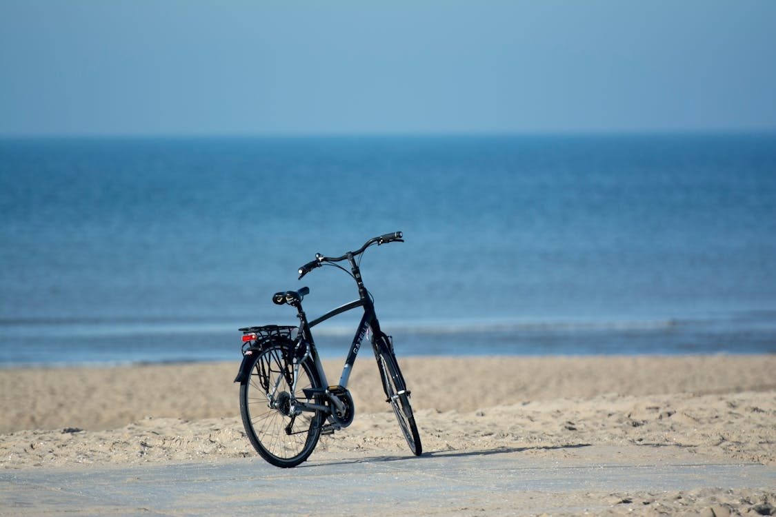 Транспорт в Камрани: такси, автобусы и аренда байков 5 Tourists exploring beaches while learning how to get around Cam Ranh
